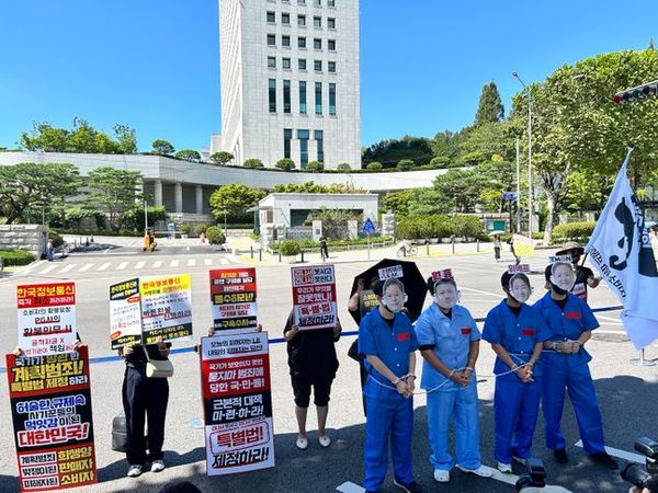 티메프 피해자 검은우산 비대위가 30일 서울 서초구 서울중앙지방법원 앞에서 집회를 열고 구영배 큐텐 대표 구속 수사를 촉구하고 있다.ⓒEBN