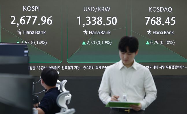 2일 오전 서울 중구 하나은행 본점 딜링룸 전광판에 코스피 지수, 원·달러 환율, 코스닥 지수가 표시돼 있다.ⓒ연합