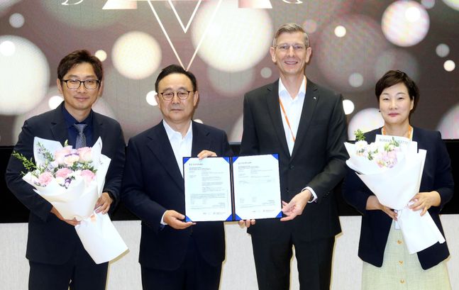 오스템임플란트는 지난달 30일 서울 강서구 마곡 중앙연구소 사옥에서 유럽 MDR 인증서 수여식을 가졌다. (왼쪽부터) 오스템임플란트 인허가실 손희권 이사, 오스템임플란트 김해성 대표이사, TÜV Rheinland Korea Frank Juettner 대표이사, TÜV Rheinland Korea 나하나 의료기기 팀장.ⓒ오스템임플란트