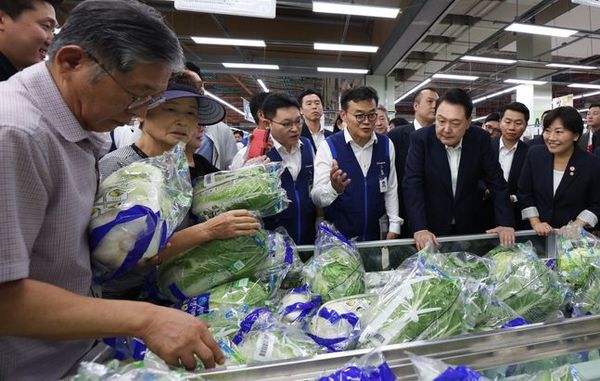 윤석열대통령이 지난 3일 서울 도봉구 농협 하나로마트 창동점을 찾아 채소 판매대 앞에서 농협 관계자로부터 배추 등 농작물 작황과 가격 동향에 대한 설명을 듣고 있다.ⓒ연합뉴스