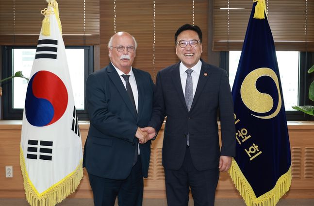 악수하는 김병환 금융위원장과 끌로드 레이날 프랑스 상원 재정위원장ⓒ[금융위원회 제공]