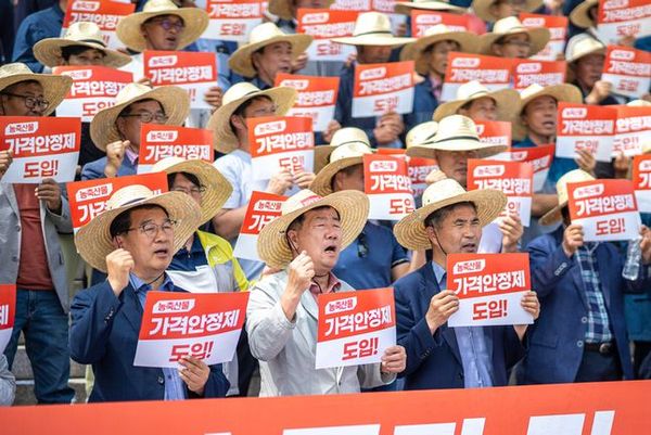 전국한우협회(회장 민경천)는 지난달 24일 국회본관 앞에서 농축산물 가격안정제 촉구 및 한우법 통과를 촉구하는 결의대회를 열었다.ⓒ한우협회