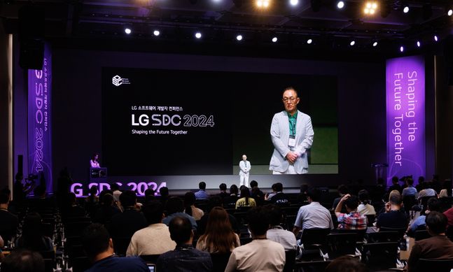 박인성 LG전자 CTO부문 SW센터장(전무)이 9일 서울 강서구 LG사이언스파크에서 열린 'LG 소프트웨어 개발자 콘퍼런스 2024(LG SDC 2024)'에서 환영사를 하고 있다. ⓒLG전자