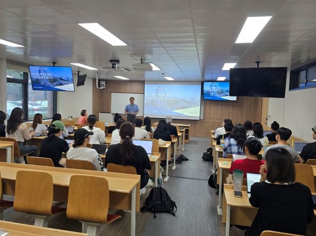 지난 11일 경상국립대학교에서 포스코엠텍 담당임원이 지속가능경영 특강을 진행하는 모습.[제공=포스코그룹]