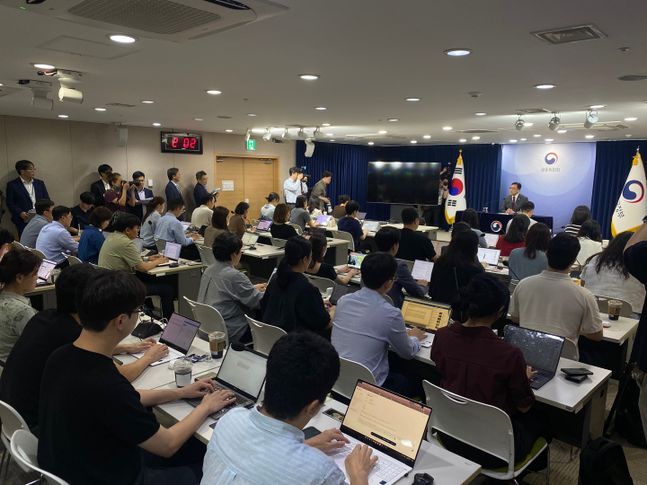 김병환 금융위원장이 12일 오후 서울 종로 정부서울청사 합동브리핑실에서 출입기자단들과 간담회를 하고 있다.[사진제공=EBN]