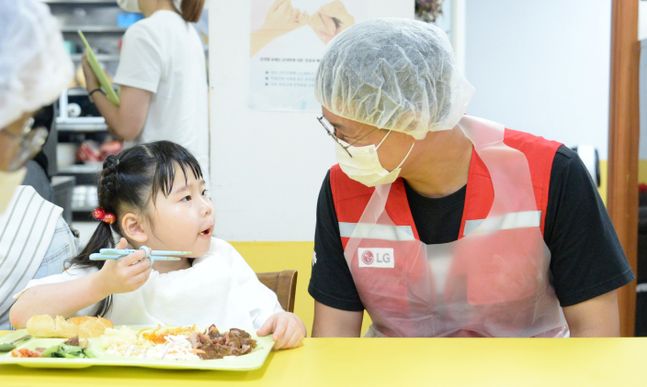 이번 봉사활동에 참여한 LG전자 임직원이 암사재활원 소속 아동과 점심 식사를 하고 있는 모습.ⓒLG전자