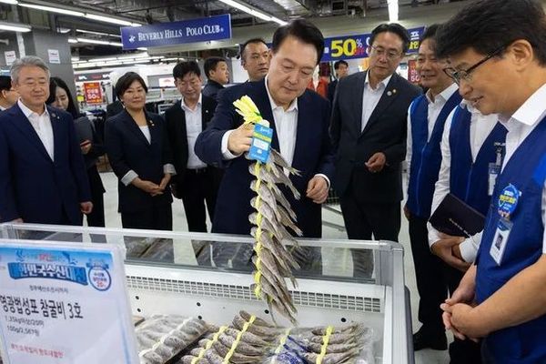 윤석열 대통령이 3일 서울 도봉구 농협 하나로마트 창동점을 방문해 추석 명절 장바구니 물가를 점검하며 굴비를 살펴보고 있다.ⓒ대통령실