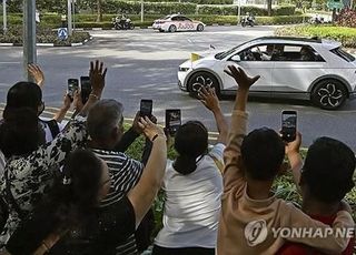 글로벌 휩쓴 현대차 '아이오닉 5', 교황 선택 받다