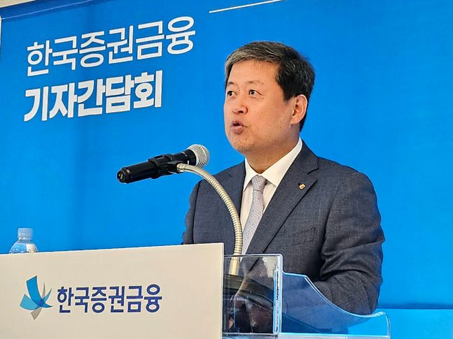 김정각 한국증권금융 사장이 지난 12일 서울 여의도에서 기자간담회를 열고 증권금융의 주요 사업 방향에 대해 발표하고 있다.ⓒEBN