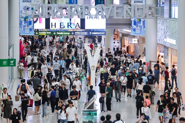 인천국제공항 제1여객터미널 면세구역이 여행객 등으로 붐비고 있다.[제공=연합]