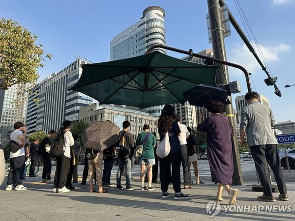 서울 종로구 세종로 사거리의 한 그늘막에서 더위 피하는 시민들ⓒ연합뉴스