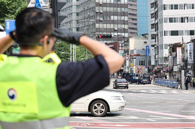 국립과학수사연구원 관계자들이 4일 오후 서울 지하철 2호선 인근 역주행 교통사고 현장에서 사고 조사를 하고 있다.ⓒ연합뉴스