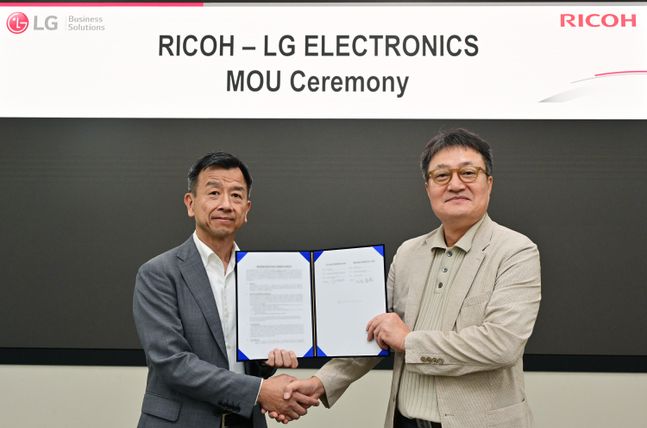 LG전자가 글로벌 오피스 솔루션 기업 ‘리코(Ricoh)’와 전략적 협업을 통해 글로벌 B2B 경쟁력 강화에 속도를 낸다. 사진은 왼쪽부터 리코의 타카시로 이리사(Takashiro Irisa) 디지털서비스사업 총괄부문장, LG전자 백기문 ID사업부장.ⓒLG전자