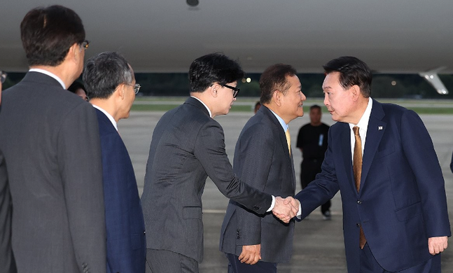 윤석열 대통령이 22일 성남 서울공항에서 체코 공식 방문을 마치고 귀국하며 마중 나온 국민의힘 한동훈 대표와 악수하고 있다. ⓒ연합