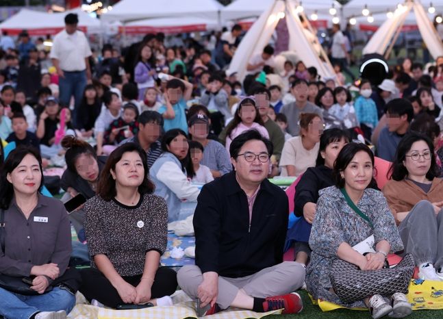 박일하(앞줄 중앙) 서울 동작구청장이 지난 21일 노량진축구장에서 열린 ‘제2회 달빛 나루터 영화제’에 참석해 주민들과 애니메이션을 관람하고 있다. ⓒ동작구