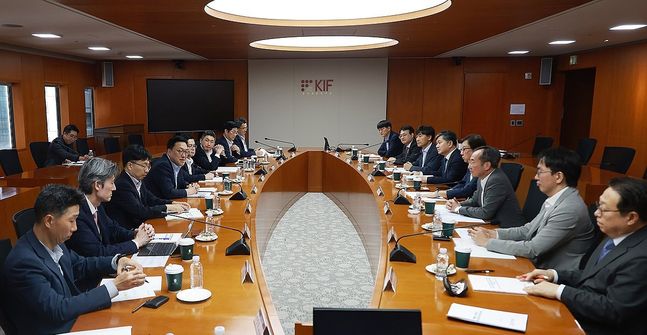 김병환 금융위원장이 23일 오후 서울 중구 한국금융연구원에서 열린 '경제·금융연구기관장 간담회'에서 다양한 금융정책 과제 등에 대해 논의하고 있다.ⓒ금융위