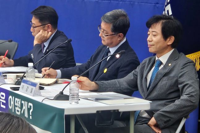 (왼쪽부터)시행팀 김영환 의원(팀장), 김성환 의원, 이강일 의원.ⓒEBN