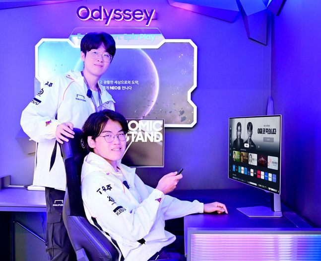 26일 삼성스토어 홍대에 방문한 T1 제우스, 구마유시 선수들이 '오디세이 OLED G8'으로 게임과 스마트 TV 앱을 체험하고 있다.ⓒ삼성전자