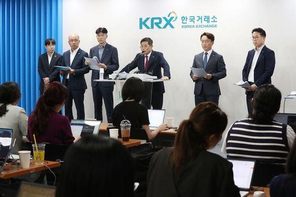 양태영 한국거래소 유가증권시장본부장이 26일 여의도 한국거래소 브리핑룸에서 최근 코리아 밸류업 지수 선정기준 및 선정종목 등과 관련해 설명하고 있다.ⓒ한국거래소