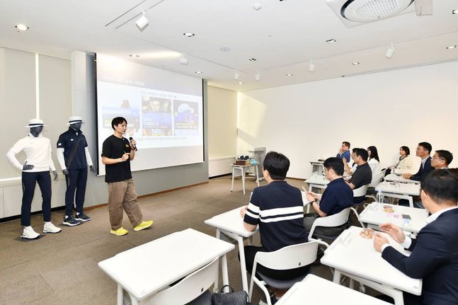 지난 27일 서울 삼성동 코오롱인더스트리FnC부문 본사에서 2024 파리올림픽 양궁 대표팀의 양궁화를 세계 최초로 제작하는 데 참여한 코오롱스포츠 신발개발파트의 박세종 파트리더가 강연을 진행하고 있다.ⓒ코오롱