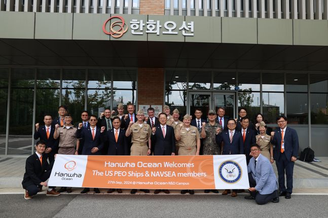 미국 해군 함정사업을 주관하는 장성단이 27일 경기도 시흥에 위치한 한화오션 시흥R&D캠퍼스를 방문했다. [제공=한화오션]