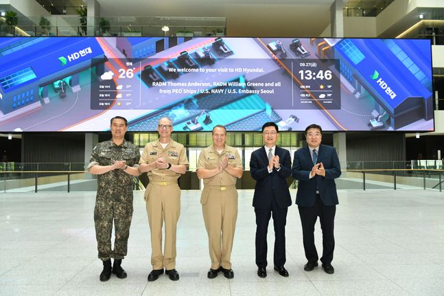 지난 27일 토마스 앤더슨 소장 등 미 해군 고위관계자들이 경기도 판교의 HD현대 글로벌R&D센터를 방문, 함정 분야 협력방안에 대해 논의했다. (사진 왼쪽부터 방위사업청 신현승 함정사업부장(해군 준장), 미 해군 윌리엄 그린 소장, 토마스 앤더슨 소장, HD현대중공업 주원호 특수선사업대표, HD한국조선해양 신종계 기술자문)[제공=HD현대]