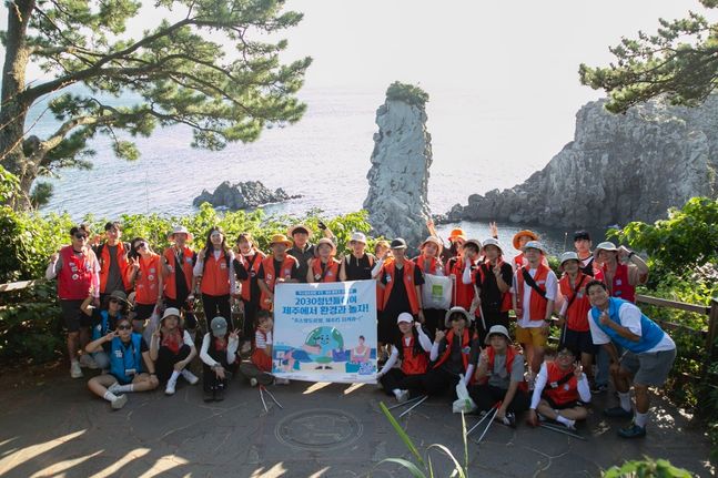 제주 환경정화 프로젝트 ‘주스멍 도르멍’ 4기 단체 사진. [제공=광동제약]