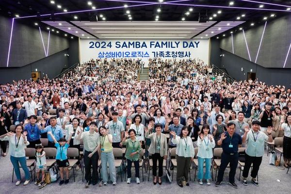 '2024 삼바 패밀리 데이' 참석 임직원 및 가족 단체사진. [제공=삼성바이오로직스]