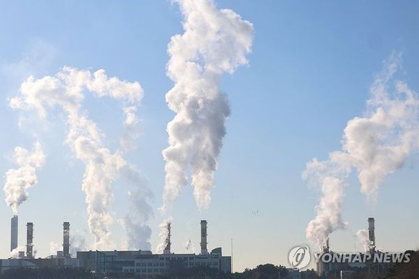 화력발전소 굴뚝에서 수증기가 뿜어져 나오고 있다.ⓒ연합뉴스