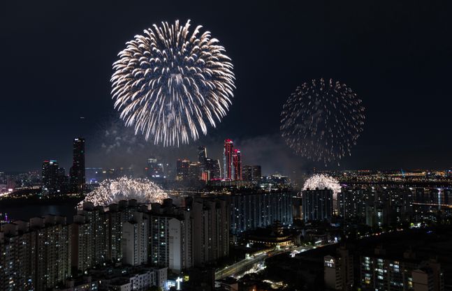 작년 여의도 불꽃축제. [제공=연합]