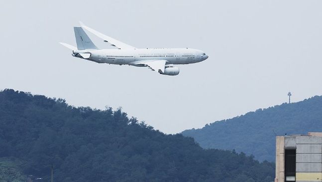 9일 오전 경기도 성남시 서울공항 인근 상공에서 다목적 공중급유 수송기 시그너스가 국군의날 예행연습을 하고 있다. [제공=연합]