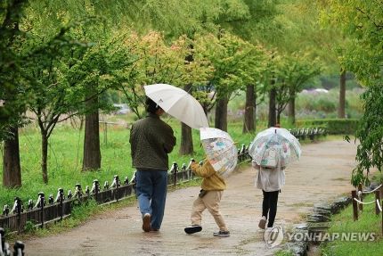 개천절인 3일 오후 시민들이 비가 내리는 대전 서구 한밭수목원에서 산책을 즐기고 있다.ⓒ연합뉴스