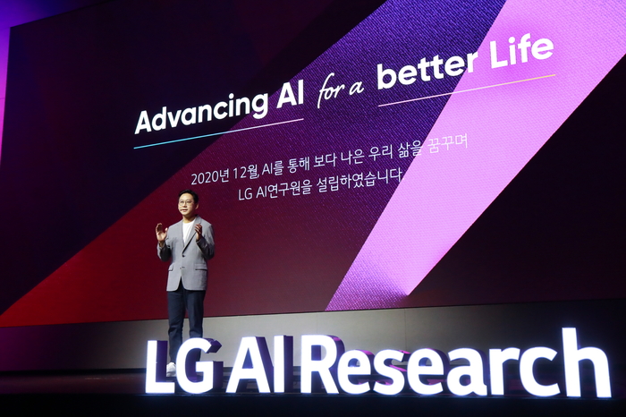 19일 서울 마곡 LG사이언스파크 컨버전스홀에서 열린 LG AI 토크 콘서트에서 배경훈 LG AI연구원장이 발표하고 있다. [제공=LG]