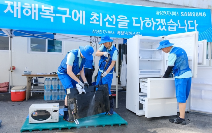 19일 충남 공주에서 삼성전자서비스 임직원이 수해지역 피해 주민들을 위해 가전제품 특별 점검을 진행하는 모습 [출처=삼성]