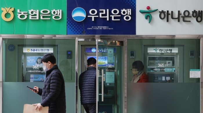 한 때 국내 기준금리(3.5%)를 밑돌던 은행 예금금리가 들썩거리고 있다. 시중은행에서 찾아보기 힘들던 연 4% 금리의 예금금리 상품이 늘어나는 추세다. [출처=연합뉴스]