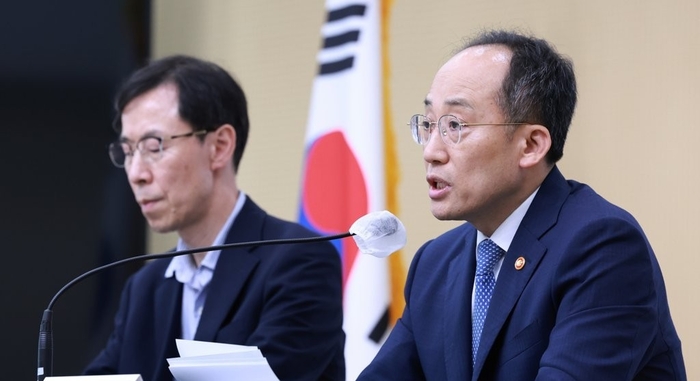 추경호 경제부총리 겸 기획재정부 장관(오른쪽)이 지난 24일 정부세종청사에서 ‘2023년 세법개정안’ 관련 상세브리핑을 하고 있다. [제공=연합]