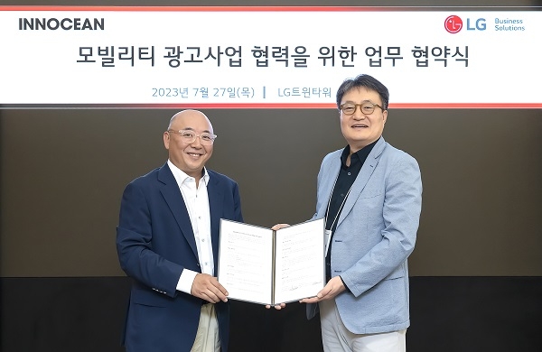 이노션은 LG전자와 모빌리티 광고사업 개발 협업을 위한 양해각서(MOU)를 체결했다. 사진은 이노션 조준희 신성장비즈니스본부장(왼쪽), LG전자 백기문 ID사업부장. [사진=이노션 제공]