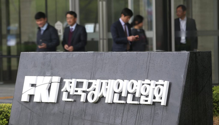 4대 그룹이 전국경제인연합회(전경련) 재가입을 놓고 장고에 들어갔다. 재가입 명분이 부족하다는 재계 분위기가 휩싸인 상황에서 해당 사안을 이사회에서 의결할 때에 작용할 부담감과 책임 소지도 적지 않아 재계는 고민에 빠졌다. 전경련은 ”기다리겠다“며 계속해서 4대그룹 영입을 위한 노력을 기울이겠단 뜻을 밝혔다. [출처: 연합]