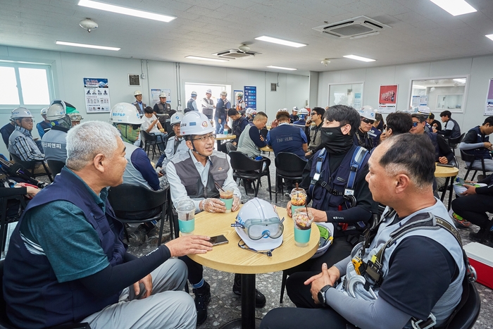 김승모 한화 건설부문 대표이사가 3일 인천공항 제2터미널 확장공사 현장 내 휴게실을 찾아 폭염을 피해 휴식을 취하고 있는 근로자들과 대화를 나누고 있다. [제공=한화 건설부문]