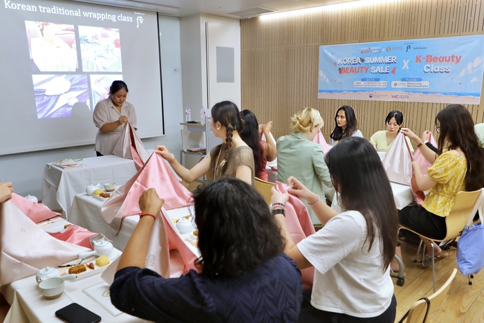 지난 3일 본점에서 진행된 K-뷰티 클래스 모습. [제공=롯데백화점]