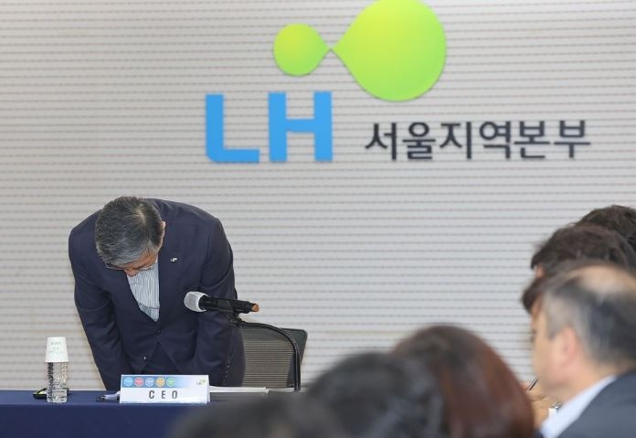 이한준 LH 사장이 2일 오후 서울 강남구 LH 서울지역본부에서 열린 사장 주재 회의에서 최근 아파트 철근 누락 사태와 관련한 사과 인사를 하고 있다. [출처=연합뉴스]