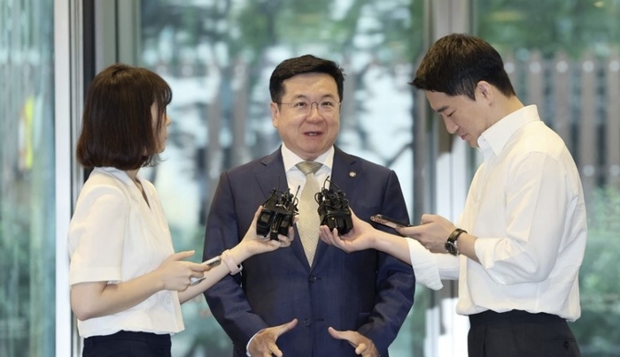 이찬희 삼성 준법감시위원회(이하 준감위) 위원장이 전국경제인연합회(전경련) 복귀 재논의를 위해 열린 임시회의에 참석하기 위해 18일 오전 서울 삼성생명 서초타워에서 들어서며 취재진의 질문에 답하고 있다. [출처=연합]