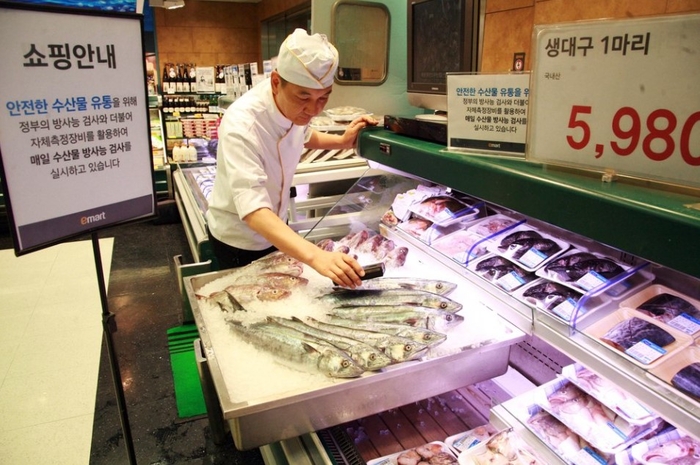 이마트 은평점에서 수산코너 직원이 자체 측정장비를 활용해 수산물 방사능 검사를 실시하고 있다. [제공=신세계]