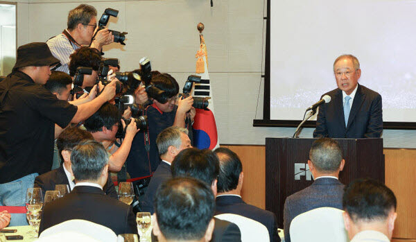 전국경제인연합회(전경련)가 55년 만에 명칭을 한국경제인협회(한경협)로 바꾸고 한국 재계를 대표하는 싱크탱크로 태어날 것을 표명했다. 신임 수장으로 류진 풍산그룹 회장이 선임되면서 전경련의 새 행보에 시선이 모아지지만 재계는 재가입에 심사숙고한 모습이다. [연합]