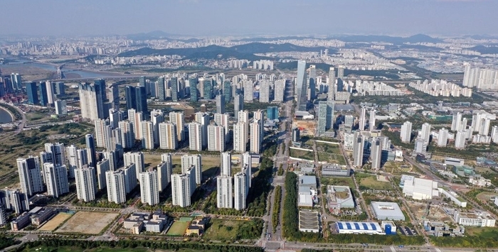 인천시 연수구 송도국제도시의 고층 아파트 건물들 모습이다. 연합