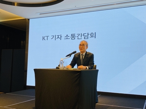 김영섭 KT 대표이사가 7일 명동에서 열린 기자간담회에서 발언하는 모습. [연합]
