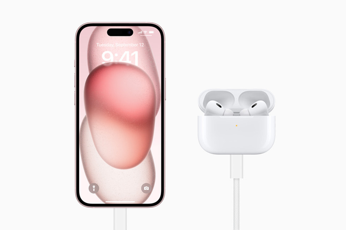 아이폰 15(iPhone 15) 사용자는 업데이트된 에어팟 프로(AirPods Pro, 2세대) 또는 애플 워치(Apple Watch)를 새로운 USB-C 커넥터로 아이폰과 연결해 바로 충전할 수 있다. [애플]