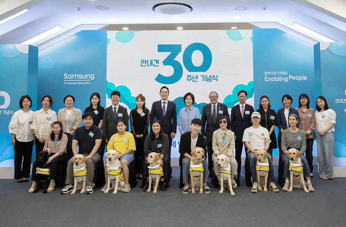 (뒷줄 왼쪽 다섯번째부터) 박태진 삼성화재안내견학교 교장, 김예지 국민의힘 의원, 이재용 삼성전자 회장, 홍라희 前 삼성미술관 리움 관장, 윌리엄 손튼(William Thornton) 세계안내견협회장, 홍원학 삼성화재 사장. [삼성]