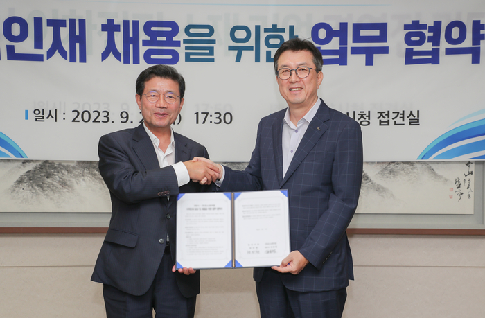 포스코퓨처엠 김준형 사장(사진 오른쪽)과 정인화 광양시장이 21일 광양시청에서 ‘지역인재 양성 및 채용을 위한 업무협약‘을 체결하고 기념촬영하고 있다. 포스코퓨처엠