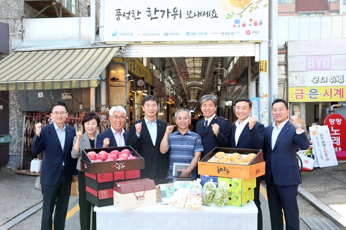 문동권 신한카드 사장은 이복현 금융감독원장과 함께 22일 오전 서울 관악구 신원시장을 찾아 식료품을 구입해 사회복지시설 및 취약계층에 전달하는 행사를 가졌다. 문 사장(오른쪽 두번째)이 이 원장(오른쪽에서 다섯번째)과 함께 전통시장 상인들을 응원하고 있다. 신한카드